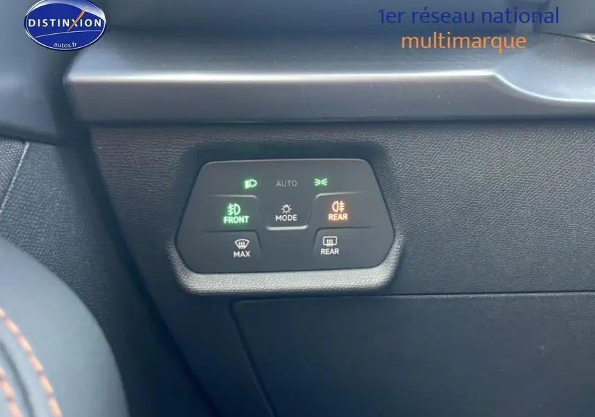 Gros plan sur les commandes d’éclairage intérieures d’un CUPRA Formentor blanc Nevada, avec boutons rétroéclairés verts et orange.