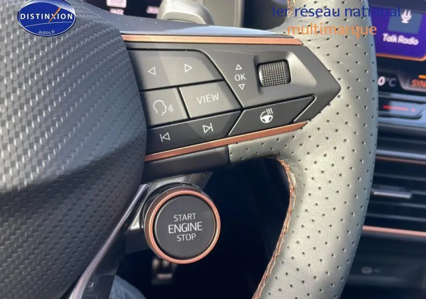 Gros plan sur le volant cuir perforé du Cupra Formentor 2026 avec commandes multifonctions et bouton start/stop.