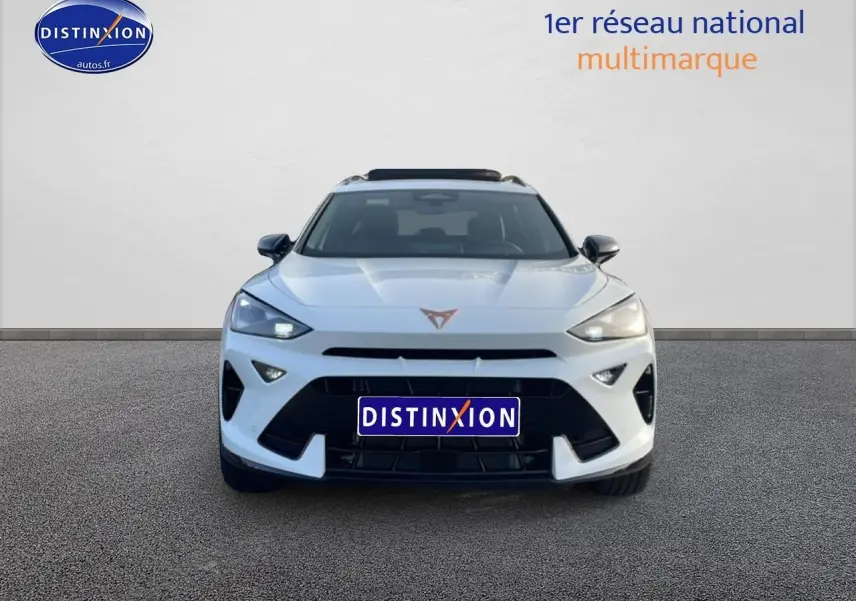 Vue de face du CUPRA Formentor blanc Nevada 2026 avec calandre noire et phares LED allumés.