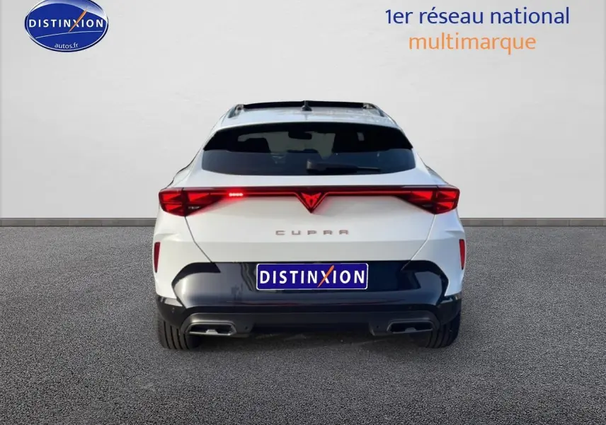 Vue arrière d'un CUPRA Formentor blanc Nevada 2026 avec feux LED et double sortie d'échappement.