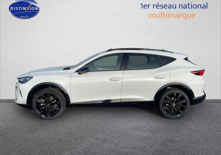 Vue de profil côté gauche d'une CUPRA Formentor blanc Nevada avec jantes noires et toit ouvrant panoramique.