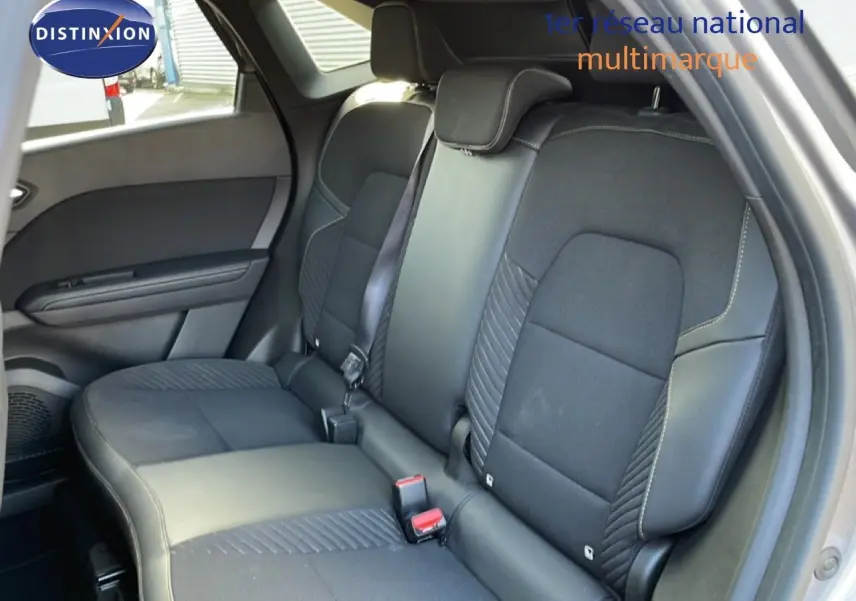 Vue intérieure du siège arrière droit en tissu noir et cuir sur Renault Symbioz gris Cassiopée métal 2025.