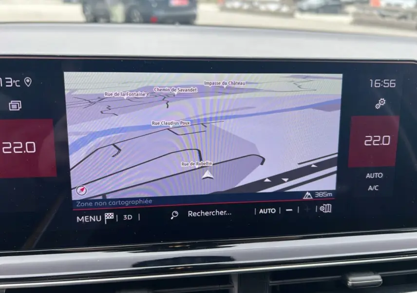 Écran central du tableau de bord du Citroën C5 Aircross Hybrid 2025 affichant la navigation GPS et la température à 22°C.