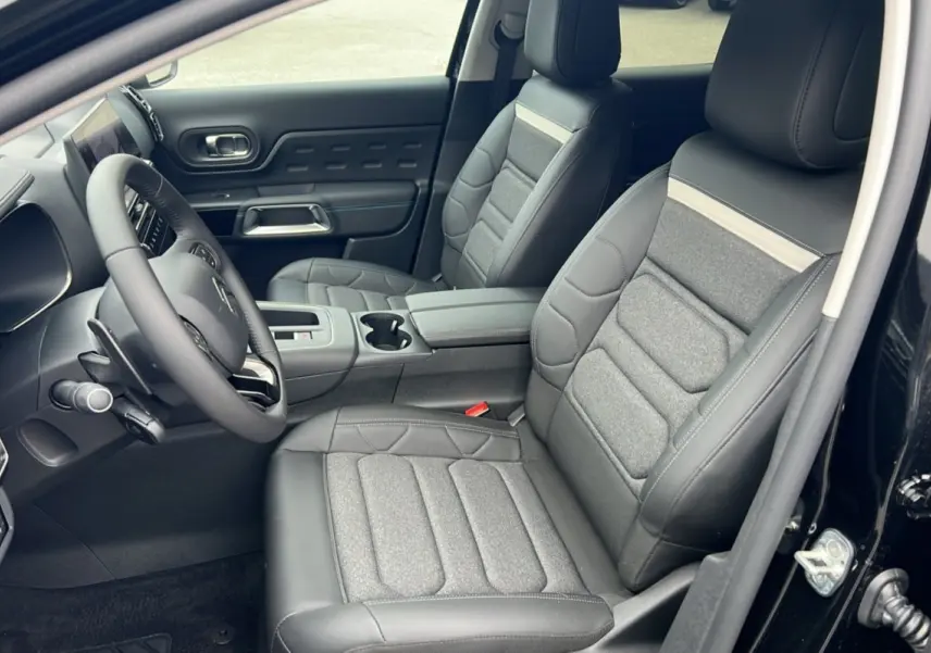 Vue intérieure côté conducteur du Citroën C5 Aircross noir 2025, sièges Advanced Comfort en tissu et cuir gris.