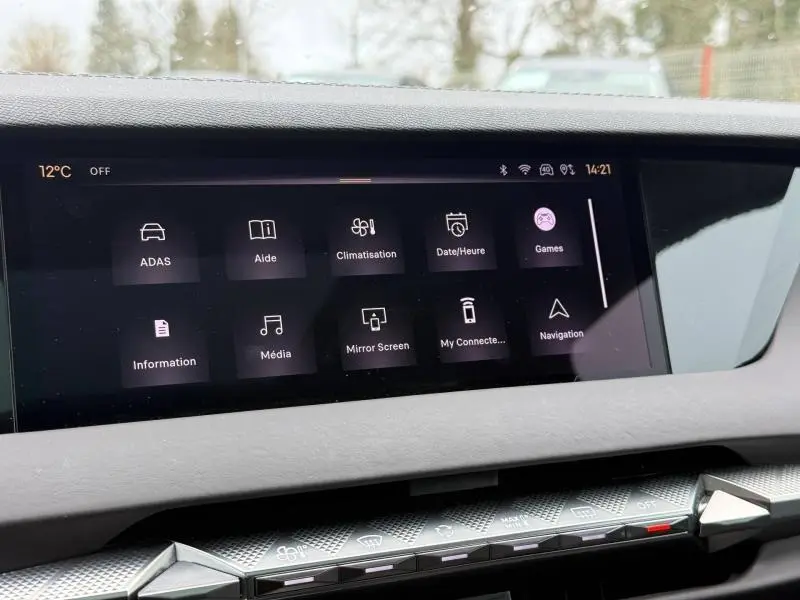 Écran tactile central du DS4 2023 PureTech 130ch Opéra, affichant les options de navigation et climatisation.