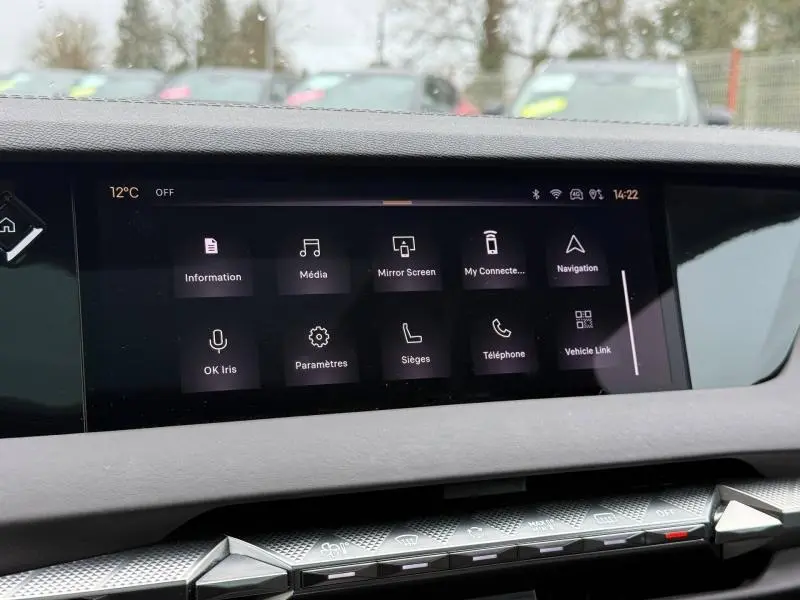 Écran tactile central du tableau de bord du DS4 2023 Gris Platinium, affichant les menus multimédia et navigation.