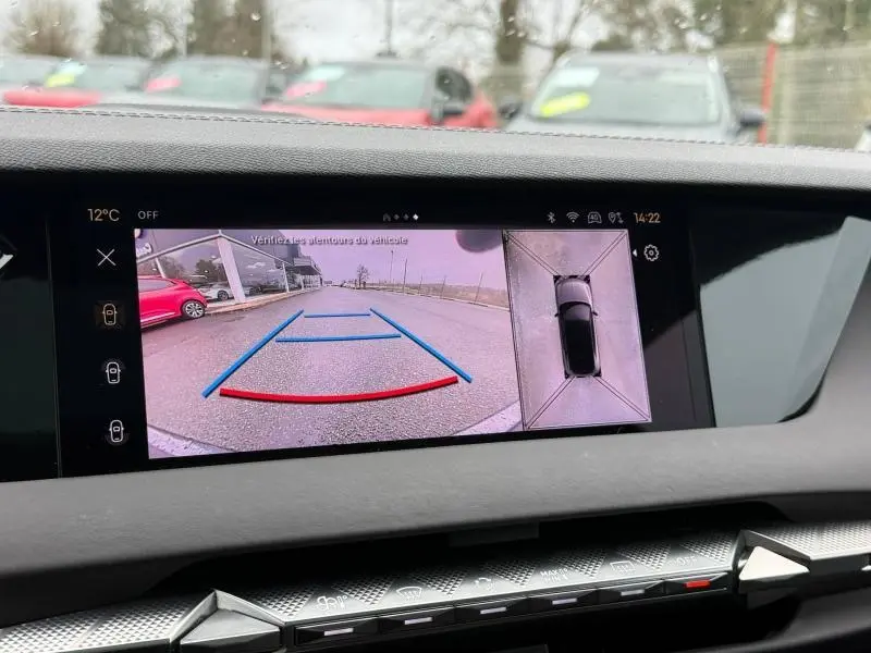 Vue intérieure de l'écran multimédia du DS4 2023 affichant la caméra de recul avec vue arrière et vue 360° du véhicule.