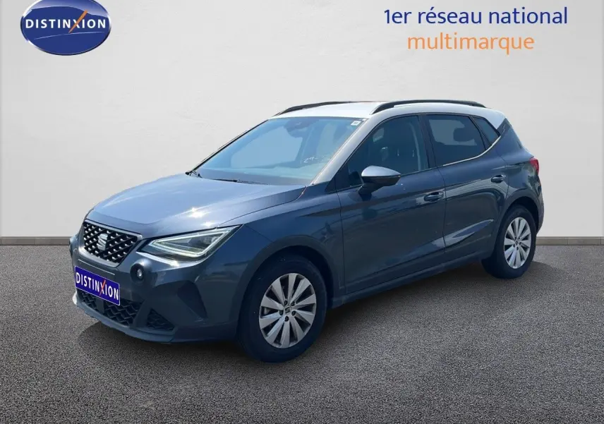 SEAT Arona gris Magnetic 3/4 avant droit avec toit blanc, roues alliage et calandre distinctive.