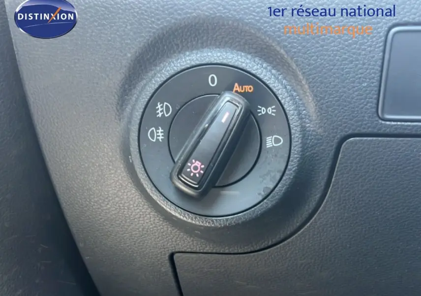Commande des phares en gros plan à l'intérieur d'une SEAT Arona gris Magnetic Metal avec toit blanc, version 2025.
