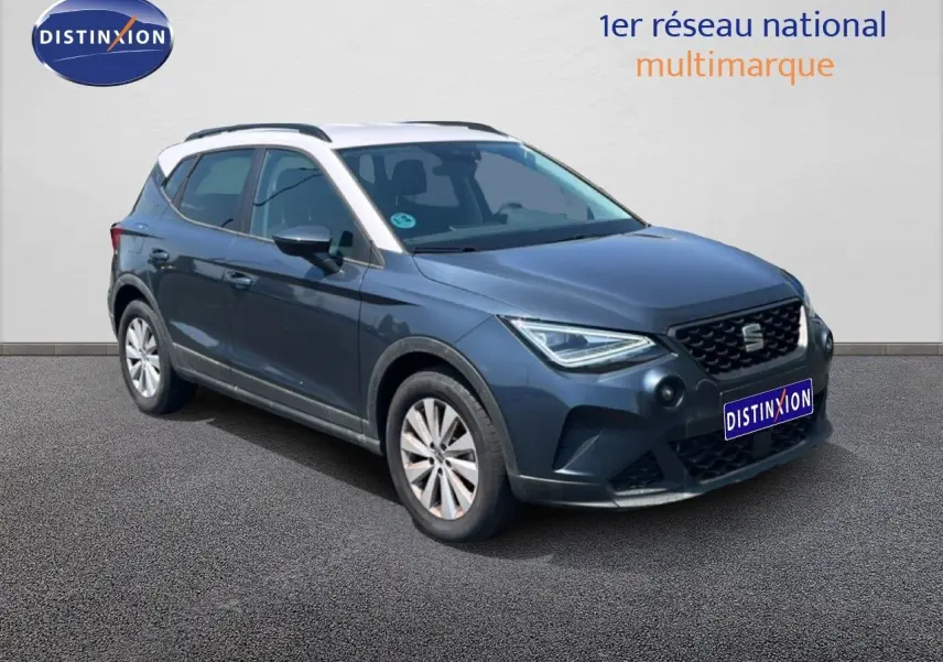Vue 3/4 avant d’un SEAT Arona gris magnetic metal avec toit blanc, mettant en valeur ses lignes modernes et ses phares LED.