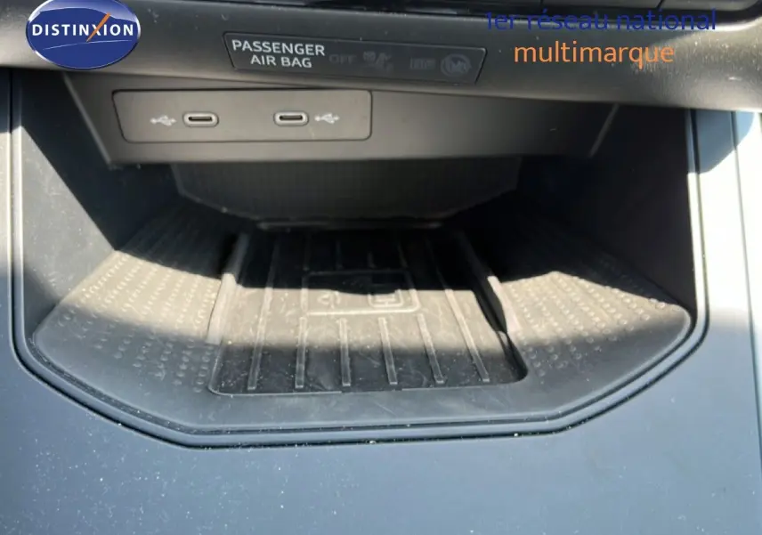 Gros plan sur la console centrale avec deux ports USB-C et un espace de rangement noir mat dans le SEAT Arona 2025.