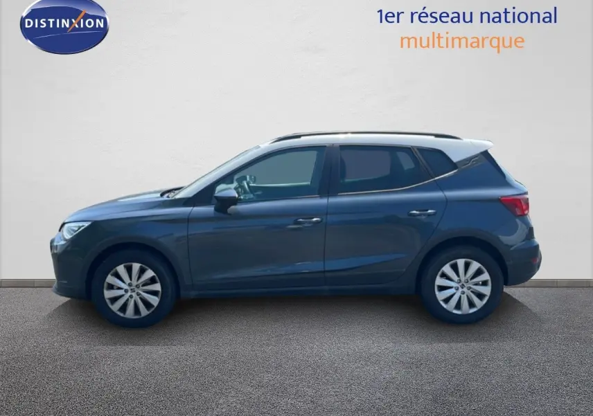 Vue de profil côté gauche du SEAT Arona gris Magnetic avec toit blanc, roues alliage et lignes épurées.