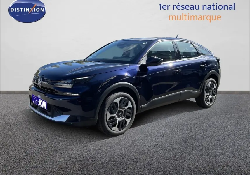 Citroën C4 Hybrid 145ch bleu éclipse métal en 3/4 avant droit, avec jantes distinctives et lignes modernes.