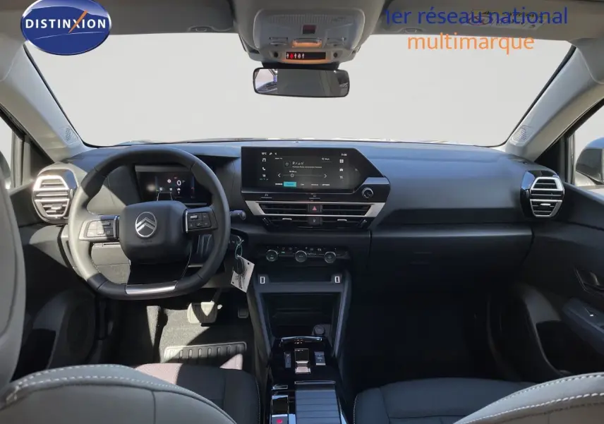 Vue intérieure avant du tableau de bord de la Citroën C4 Hybrid 145ch avec écran tactile et volant multifonction noir.