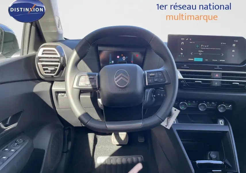 Vue intérieure centrée sur le volant Citroën C4 Hybrid 2026, tableau de bord numérique et écran tactile moderne.