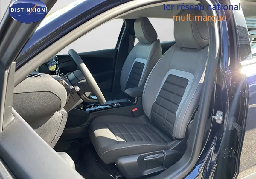 Vue intérieure côté conducteur d'une Citroën C4 bleu Eclipse Métal, mettant en valeur les sièges bi-matière gris et noir.