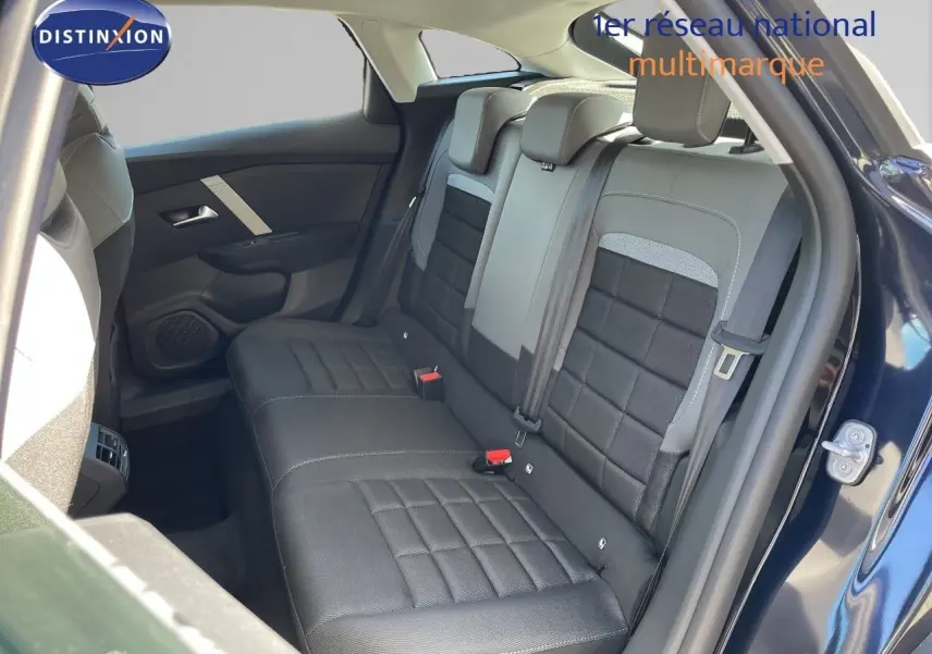 Vue intérieure côté arrière droit de la Citroën C4 Hybrid 145ch bleu Eclipse métal, montrant les sièges arrière en tissu noir.