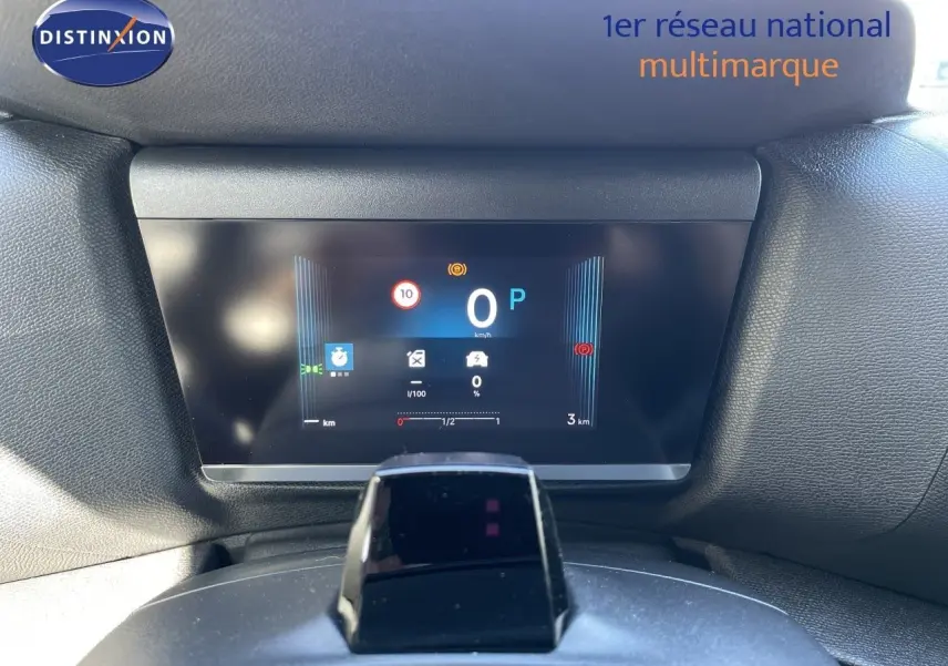 Tableau de bord numérique de la Citroën C4 Hybrid 145ch, vue frontale centrée sur l'écran de contrôle.