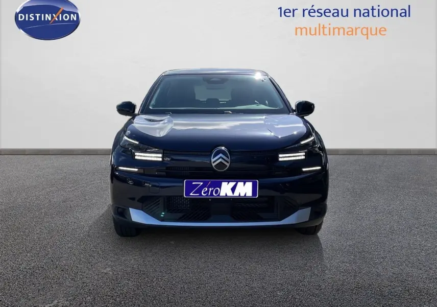 Vue avant d'une Citroën C4 Hybrid 145ch bleu Eclipse Métal avec calandre et phares LED distinctifs.