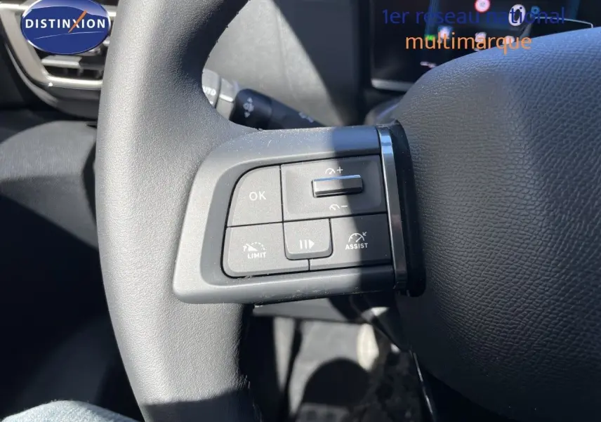 Gros plan sur les commandes de régulateur de vitesse au volant d'une Citroën C4 Hybrid 2026, intérieur noir.
