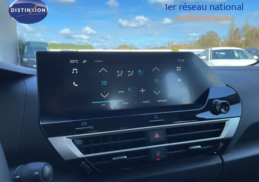 Vue intérieure du tableau de bord de la Citroën C4 Hybrid 145ch, écran tactile affichant la climatisation digitale.