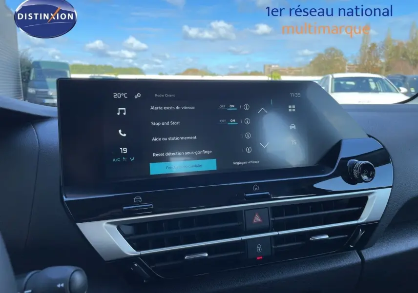 Vue rapprochée de l’écran tactile central du tableau de bord d’une Citroën C4 Hybrid 2026, affichant les réglages de conduite.