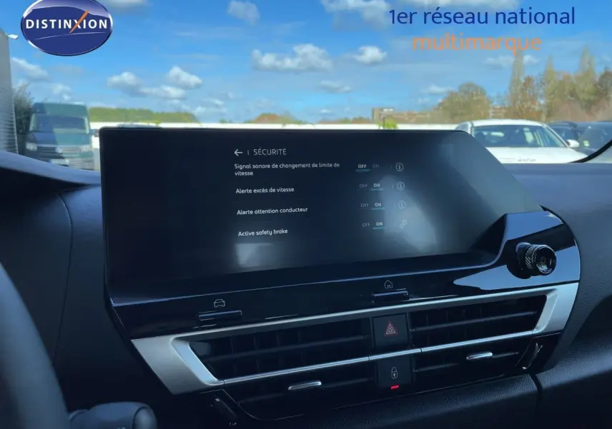 Vue intérieure du tableau de bord de la Citroën C4 Hybrid 145ch, écran tactile affichant les options de sécurité.