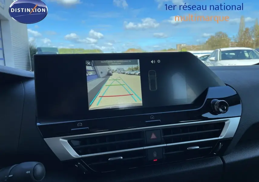 Vue intérieure du tableau de bord de la Citroën C4 Hybrid 145ch, écran multimédia affichant la caméra de recul.