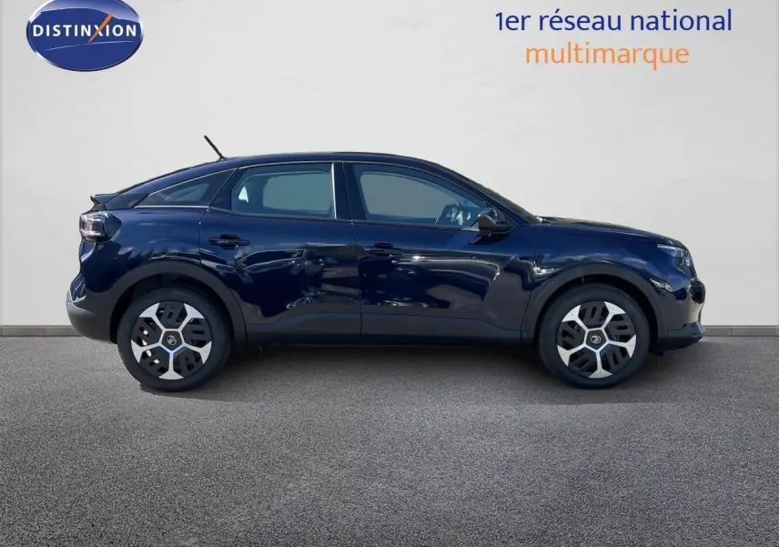 Profil droit d'une Citroën C4 hybride 2026 en bleu Eclipse Metal, avec jantes distinctives et lignes fluides.