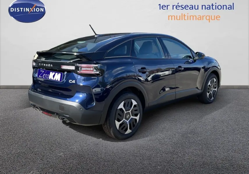 Vue 3/4 arrière droite d'une Citroën C4 Hybrid 145ch bleu eclipse métal avec feux arrière LED et jantes spécifiques.