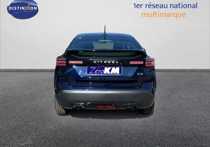 Vue arrière d'une Citroën C4 bleu eclipse metal 2026 avec feux LED et logo distinctif sur fond neutre.