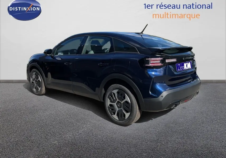 Vue 3/4 arrière droite d'une Citroën C4 Hybrid 145ch bleu eclipse métallisé avec jantes distinctives et toit noir.