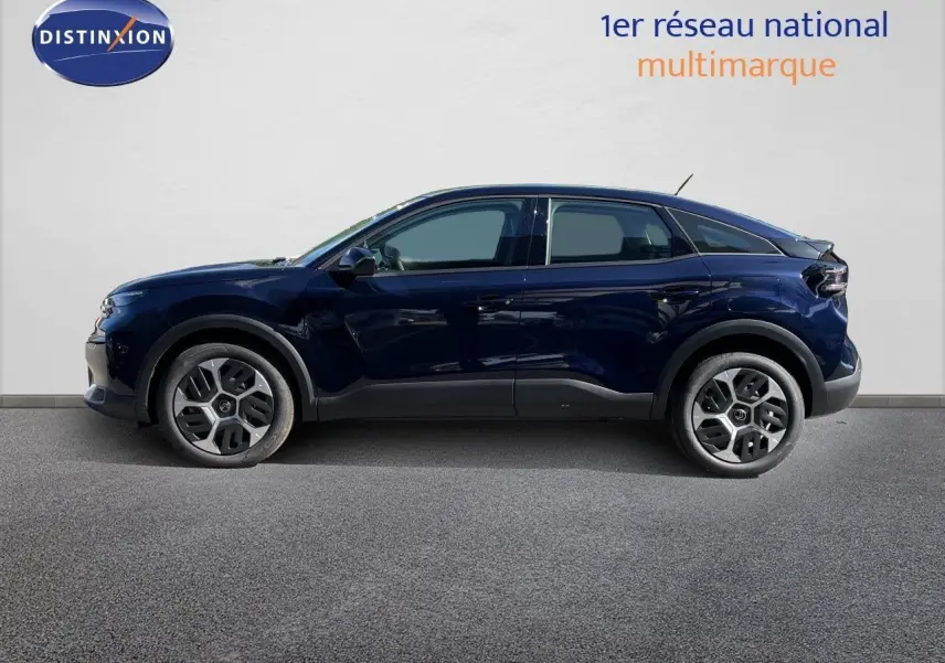 Profil côté gauche d'une Citroën C4 Hybrid 145ch bleu Eclipse métal, avec jantes distinctives et lignes modernes.