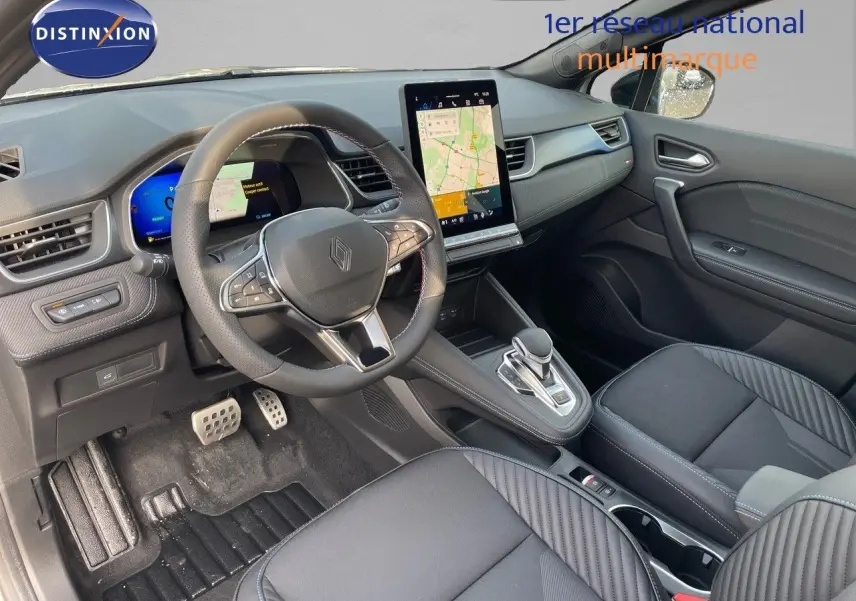 Vue intérieure côté conducteur du Renault Symbioz gris Rafale 2024, avec tableau de bord numérique et écran tactile central.