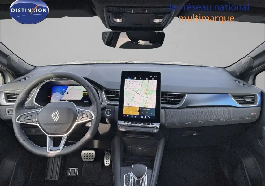 Intérieur de la Renault SYMBIOZ gris rafale, vue frontale du tableau de bord avec écran tactile central et volant multifonction.