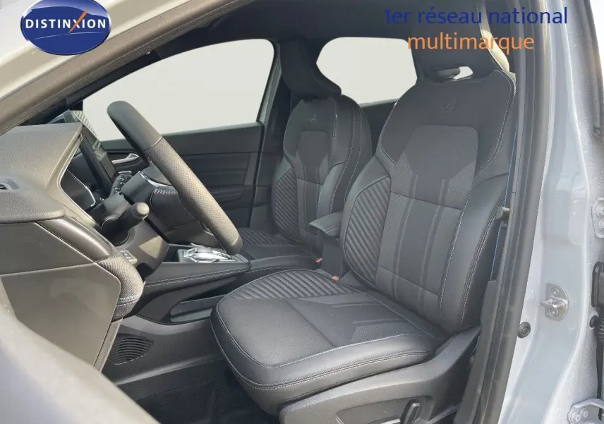 Vue intérieure côté conducteur du Renault Symbioz gris Rafale 2024, sièges en cuir noir avec logo Alpine brodé.