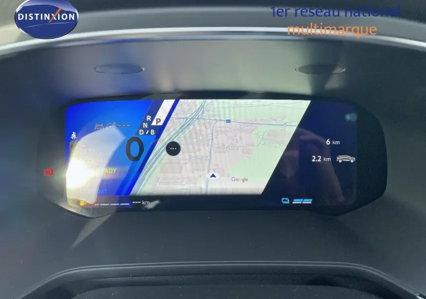 Tableau de bord numérique du Renault Symbioz 2024 affichant navigation Google Maps et indicateurs de conduite.