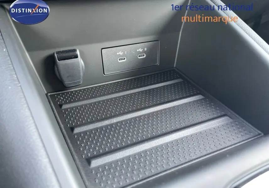 Gros plan sur la console centrale noire du Renault Symbioz 2024 avec deux ports USB-C et un chargeur 12V.