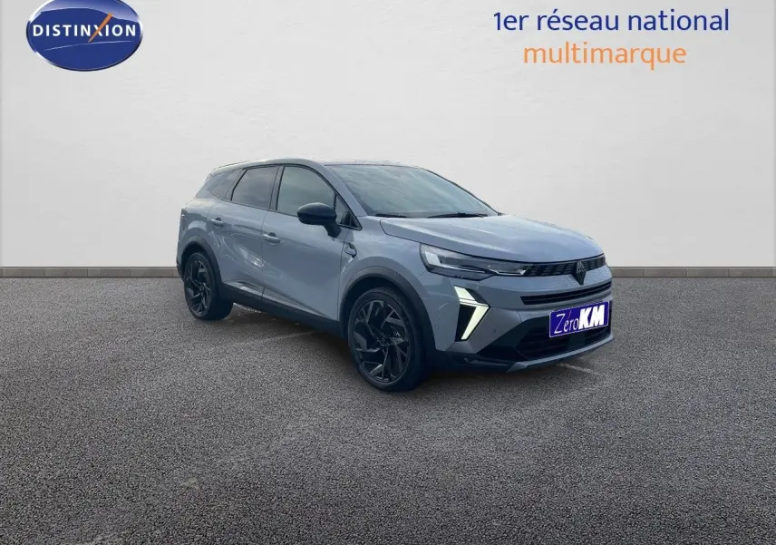 Renault Symbioz gris rafale en 3/4 avant droit avec jantes noires et feux LED distinctifs allumés.