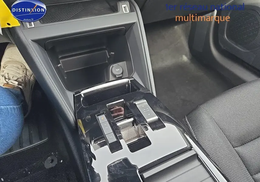 Gros plan sur la console centrale noire brillante avec levier de boîte auto et commandes Drive Mode dans une Citroën C4 blanche.