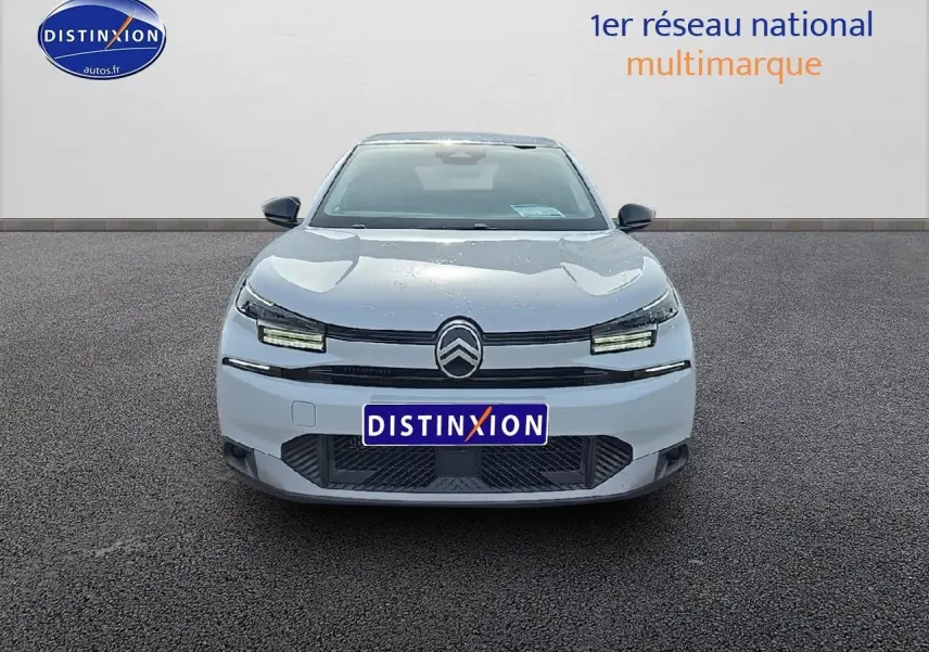 Vue frontale d'une Citroën C4 blanche okenite 2025 avec feux LED et logo distinctif au centre du capot.