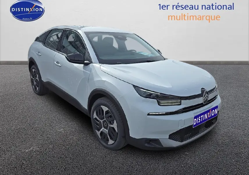 Citroën C4 hybride blanc okenite vue 3/4 avant droit avec jantes spécifiques et coques de rétroviseurs noires.