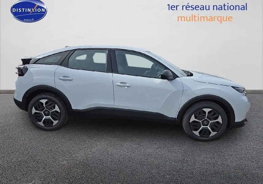 Profil côté gauche d'une Citroën C4 blanche Okenite 2025 avec jantes 18 pouces et coques de rétroviseurs noires.