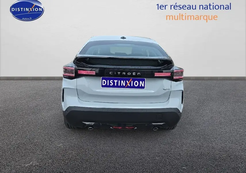 Vue arrière d'une Citroën C4 blanche Okenite avec bande noire et feux LED distinctifs.