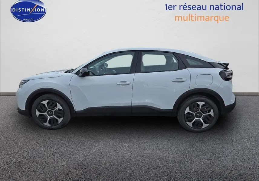 Profil droit d'une Citroën C4 blanche Okenite avec jantes 18 pouces et bas de caisse noir mat.