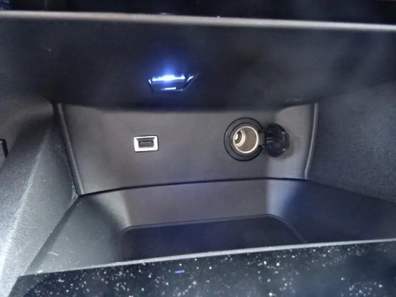 Prise USB et allume-cigare éclairés dans le rangement intérieur du Peugeot 3008 gris clair 2019 finition Allure.