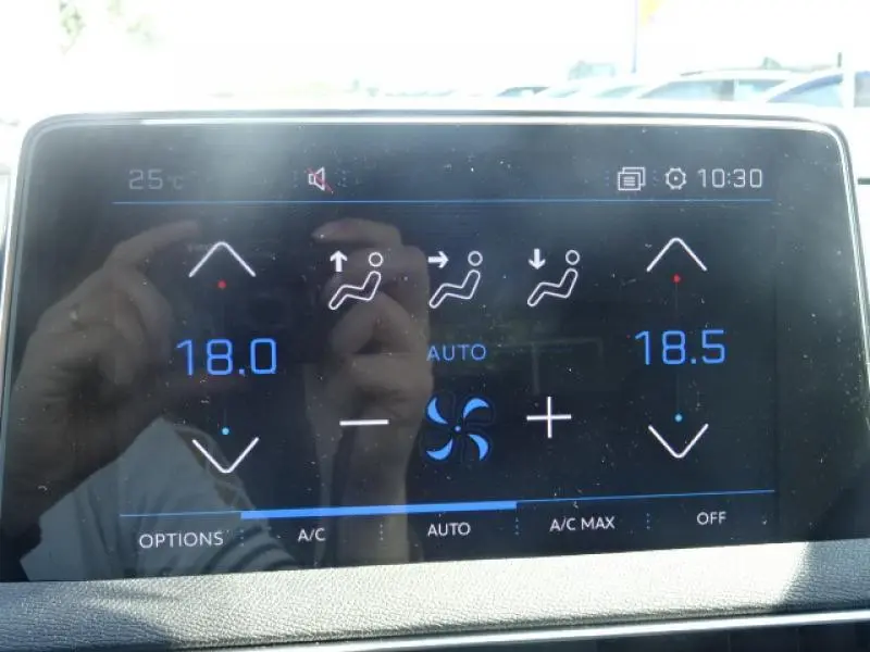 Écran tactile du système de climatisation automatique bi-zone du Peugeot 3008 gris clair, affichant 18°C à gauche et 18,5°C à droite.