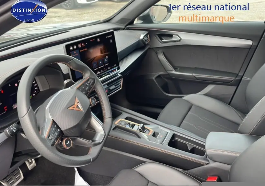 Vue intérieure côté conducteur du CUPRA Formentor 2.0 TDI 150 DSG7 2026, volant cuir sport et écran tactile central.