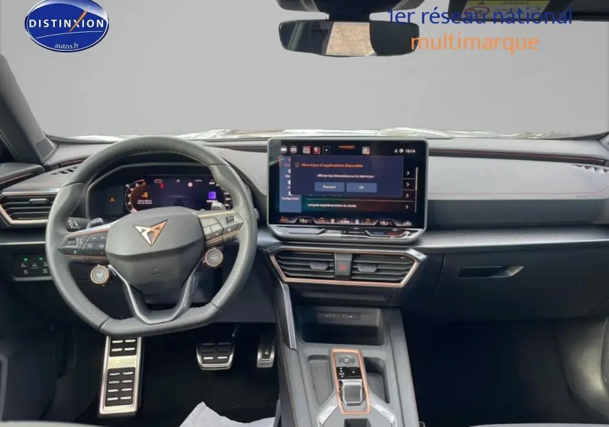 Vue intérieure frontale du tableau de bord et volant cuir multifonction du CUPRA Formentor gris magnétique 2026.