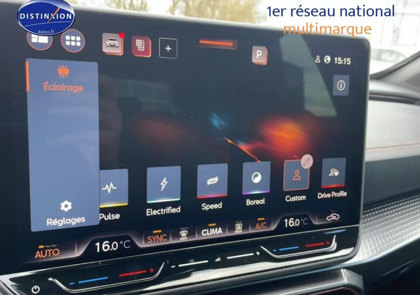 Écran tactile central du tableau de bord du CUPRA Formentor 2.0 TDI 150 en intérieur, affichant les réglages d'éclairage.